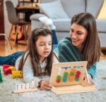 JUEGO CLASIFICACION DE FORMAS Y COLORES MONTESSORI CON RELOJ DE ARENA - Imagen 2